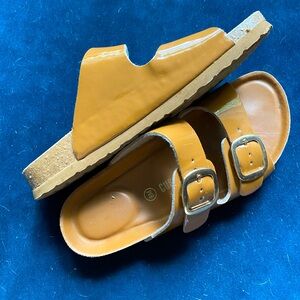 Cushionaire Lang Patent Leather Sandal W8